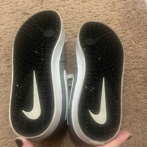 Grey Nikes - Picture 5 of 6